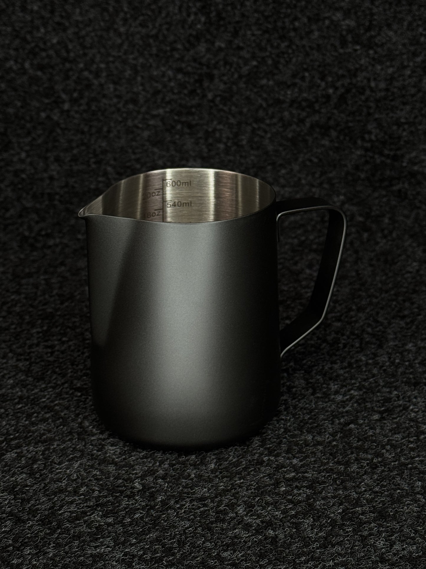 Barista Milchkanne aus Edelstahl – Profi Milchkännchen zum Aufschäumen (350 ml / 600 ml / 900 ml)