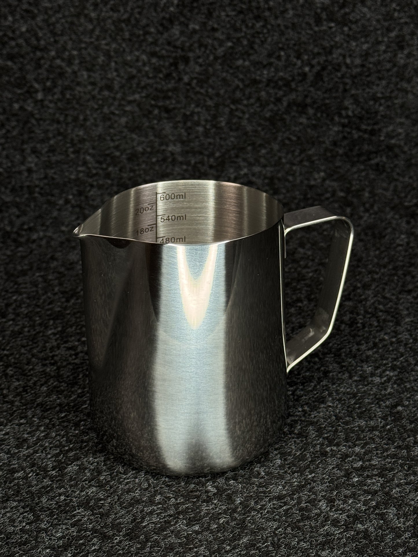Barista Milchkanne aus Edelstahl – Profi Milchkännchen zum Aufschäumen (350 ml / 600 ml / 900 ml)